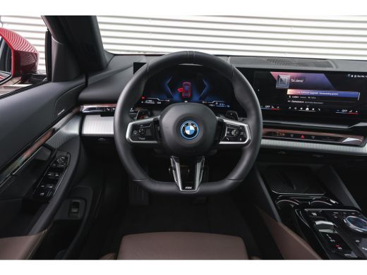 BMW 5 Serie Touring 530e M Sport Automaat / Panoramadak / Trekhaak / Achteruitrijcamera / Adaptieve LED / Har... ActivLease financial lease
