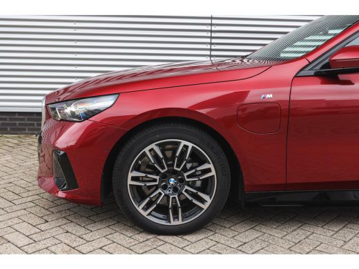 BMW 5 Serie Touring 530e M Sport Automaat / Panoramadak / Trekhaak / Achteruitrijcamera / Adaptieve LED / Har... ActivLease financial lease