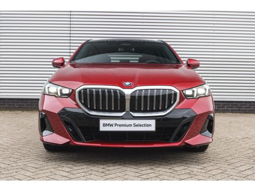 BMW 5 Serie Touring 530e M Sport Automaat / Panoramadak / Trekhaak / Achteruitrijcamera / Adaptieve LED / Har... ActivLease financial lease