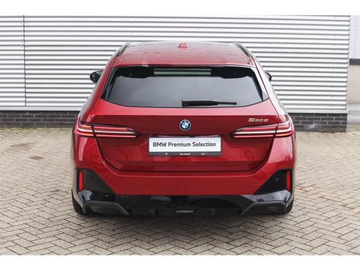 BMW 5 Serie Touring 530e M Sport Automaat / Panoramadak / Trekhaak / Achteruitrijcamera / Adaptieve LED / Har... ActivLease financial lease
