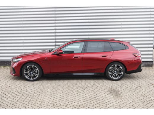 BMW 5 Serie Touring 530e M Sport Automaat / Panoramadak / Trekhaak / Achteruitrijcamera / Adaptieve LED / Har... ActivLease financial lease