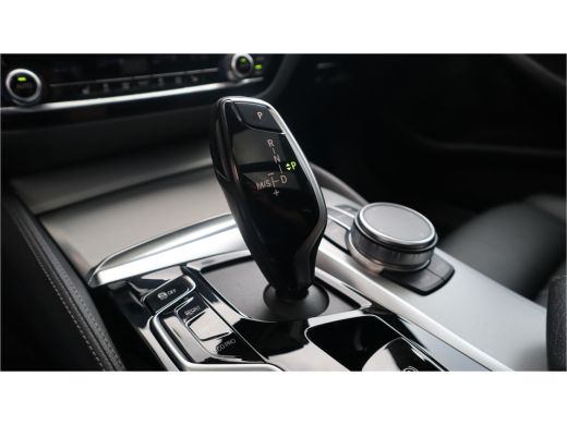 BMW 5 Serie Touring 530i High Executive M-Sport 20inch / Bernina Grau / Pano / Camera / Laser ActivLease financial lease