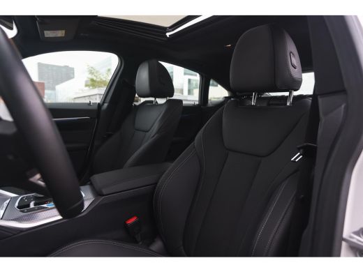 BMW i4 eDrive40 M Sport / Schuif-kanteldak / Achteruitrijcamera / M Adaptief onderstel / Stoelverwarming... ActivLease financial lease