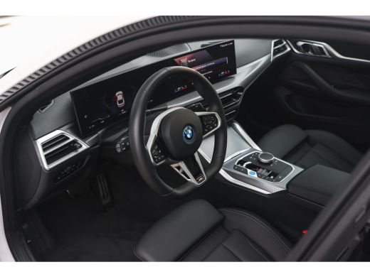 BMW i4 eDrive40 M Sport / Schuif-kanteldak / Achteruitrijcamera / M Adaptief onderstel / Stoelverwarming... ActivLease financial lease