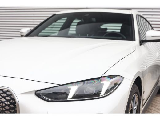 BMW i4 eDrive40 M Sport / Schuif-kanteldak / Achteruitrijcamera / M Adaptief onderstel / Stoelverwarming... ActivLease financial lease
