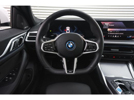 BMW i4 eDrive40 M Sport / Schuif-kanteldak / Achteruitrijcamera / M Adaptief onderstel / Stoelverwarming... ActivLease financial lease