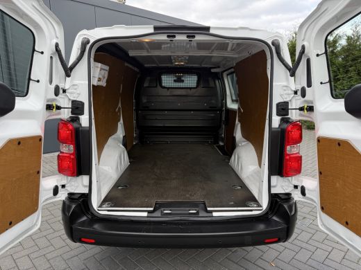 Peugeot Expert 2.0 BlueHDI 120 PK / L3H1 / 1e EIG. / AIRCO / CRUISE / NAVI / CAMERA / CARPLAY ActivLease financial lease