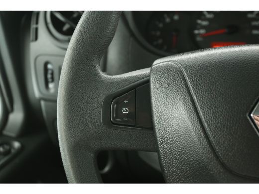 Renault Master T35 2.3 dCi 145PK L2H2 | Airco | Camera | Cruise | Trekhaak | Navigatie | PDC | 3 Persoons ActivLease financial lease