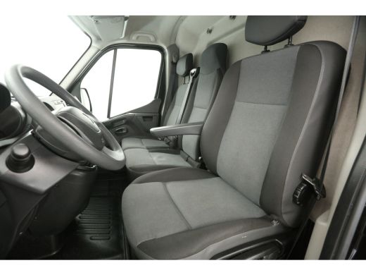 Renault Master T35 2.3 dCi 145PK L2H2 | Airco | Camera | Cruise | Trekhaak | Navigatie | PDC | 3 Persoons ActivLease financial lease