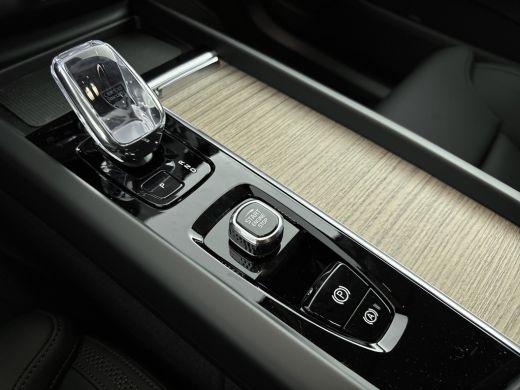 Volvo  XC60 NEW MODEL Plus Bright | Trekhaak | PDC V+A en 360 camera | Stoel - Stuurverwarming | Getint glas | ActivLease financial lease