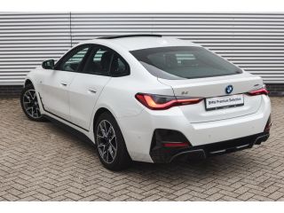 BMW i4 eDrive40 M Sport / Schuif-kanteldak / Achteruitrijcamera / M Adaptief onderstel / Stoelverwarming...