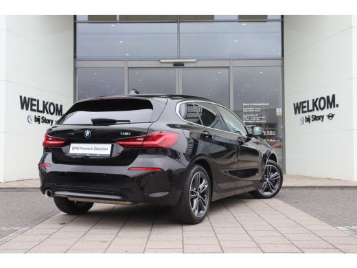 BMW 1 Serie 118i Sport Line Automaat / Sportstoelen / LED / Live Cockpit Professional / Cruise Control / PDC ActivLease financial lease