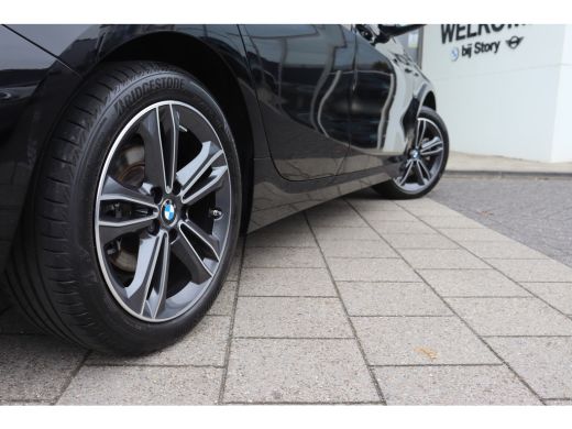BMW 1 Serie 118i Sport Line Automaat / Sportstoelen / LED / Live Cockpit Professional / Cruise Control / PDC ActivLease financial lease