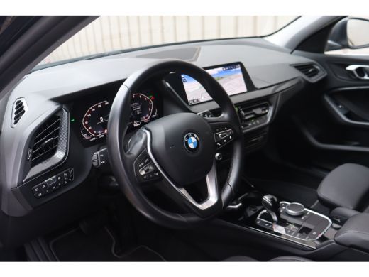 BMW 1 Serie 118i Sport Line Automaat / Sportstoelen / LED / Live Cockpit Professional / Cruise Control / PDC ActivLease financial lease