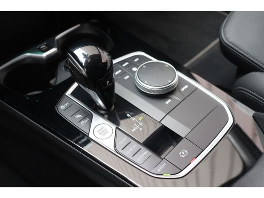 BMW 1 Serie 118i Sport Line Automaat / Sportstoelen / LED / Live Cockpit Professional / Cruise Control / PDC ActivLease financial lease