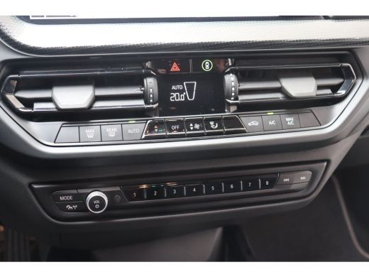 BMW 1 Serie 118i Sport Line Automaat / Sportstoelen / LED / Live Cockpit Professional / Cruise Control / PDC ActivLease financial lease