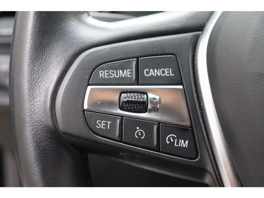 BMW 1 Serie 118i Sport Line Automaat / Sportstoelen / LED / Live Cockpit Professional / Cruise Control / PDC ActivLease financial lease