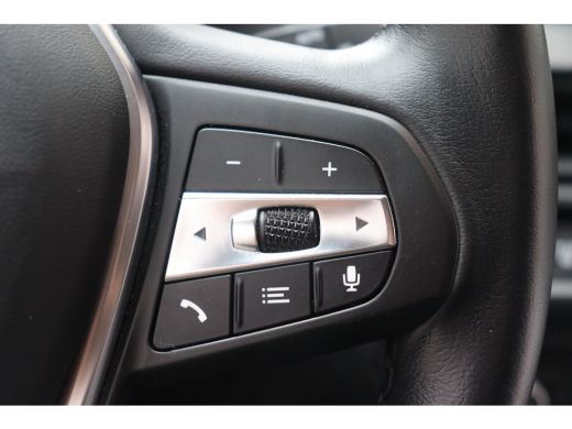 BMW 1 Serie 118i Sport Line Automaat / Sportstoelen / LED / Live Cockpit Professional / Cruise Control / PDC ActivLease financial lease