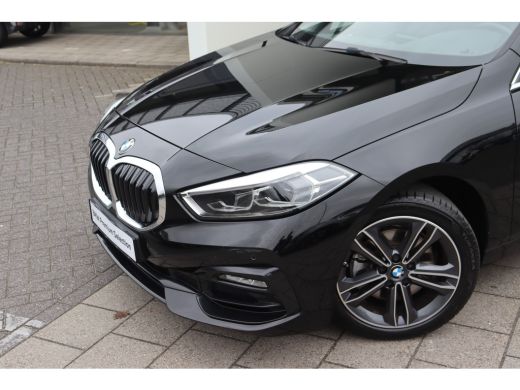 BMW 1 Serie 118i Sport Line Automaat / Sportstoelen / LED / Live Cockpit Professional / Cruise Control / PDC ActivLease financial lease