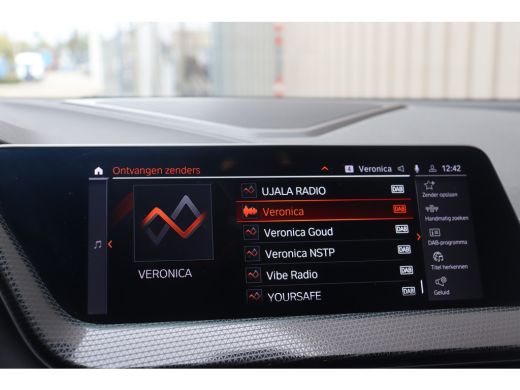 BMW 1 Serie 118i Sport Line Automaat / Sportstoelen / LED / Live Cockpit Professional / Cruise Control / PDC ActivLease financial lease