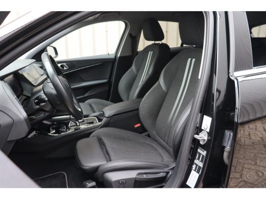BMW 1 Serie 118i Sport Line Automaat / Sportstoelen / LED / Live Cockpit Professional / Cruise Control / PDC ActivLease financial lease