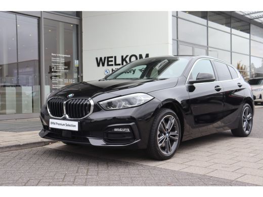 BMW 1 Serie 118i Sport Line Automaat / Sportstoelen / LED / Live Cockpit Professional / Cruise Control / PDC ActivLease financial lease