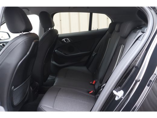 BMW 1 Serie 118i Sport Line Automaat / Sportstoelen / LED / Live Cockpit Professional / Cruise Control / PDC ActivLease financial lease