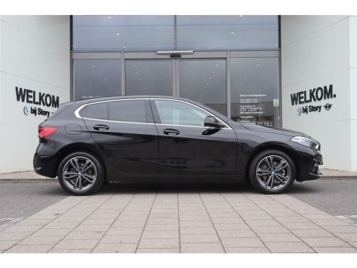 BMW 1 Serie 118i Sport Line Automaat / Sportstoelen / LED / Live Cockpit Professional / Cruise Control / PDC ActivLease financial lease