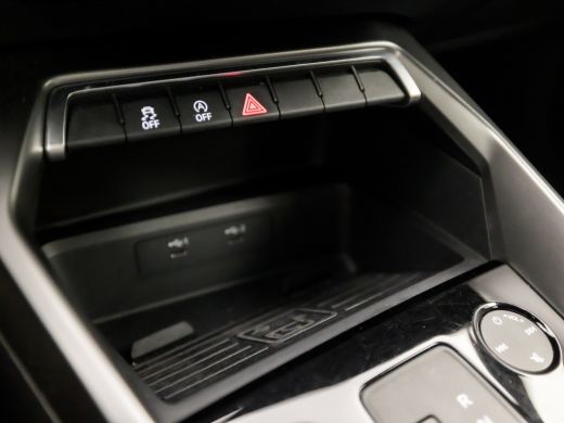 Audi A3 Sportback 30 TFSI S-Line Sport Automaat (2X S-LINE, APPLE CARPLAY, GROOT NAVI, LEDER, STOELVERWAR... ActivLease financial lease