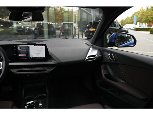 BMW 1 Serie 120 M Sport Automaat / Sportstoelen / Achteruitrijcamera / M Adaptief onderstel / Adaptieve LED /... ActivLease financial lease