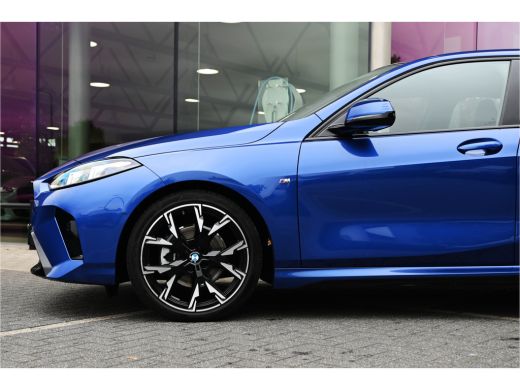 BMW 1 Serie 120 M Sport Automaat / Sportstoelen / Achteruitrijcamera / M Adaptief onderstel / Adaptieve LED /... ActivLease financial lease