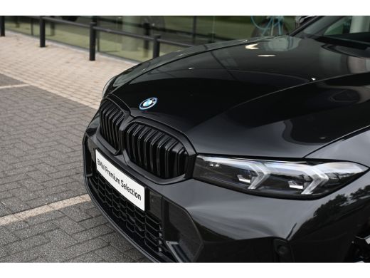 BMW 3 Serie Touring 330e xDrive M Sport Automaat / Panoramadak / Trekhaak / Sportstoelen / Achteruitrijcamera... ActivLease financial lease