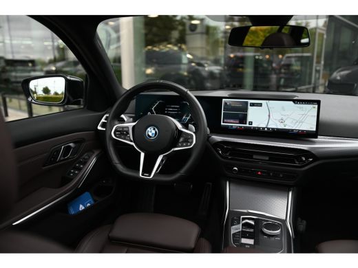BMW 3 Serie Touring 330e xDrive M Sport Automaat / Panoramadak / Trekhaak / Sportstoelen / Achteruitrijcamera... ActivLease financial lease