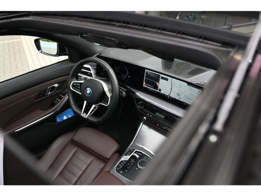 BMW 3 Serie Touring 330e xDrive M Sport Automaat / Panoramadak / Trekhaak / Sportstoelen / Achteruitrijcamera... ActivLease financial lease