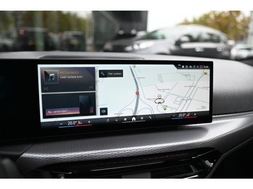 BMW 3 Serie Touring 330e xDrive M Sport Automaat / Panoramadak / Trekhaak / Sportstoelen / Achteruitrijcamera... ActivLease financial lease