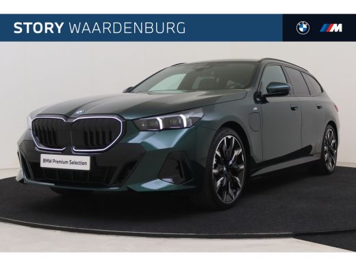 BMW 5 Serie Touring 530e M Sport Automaat / Panoramadak / Trekhaak / Adaptief onderstel professional / Parkin...