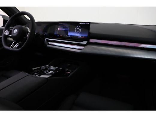 BMW 5 Serie Touring 530e M Sport Automaat / Panoramadak / Trekhaak / Adaptief onderstel professional / Parkin... ActivLease financial lease