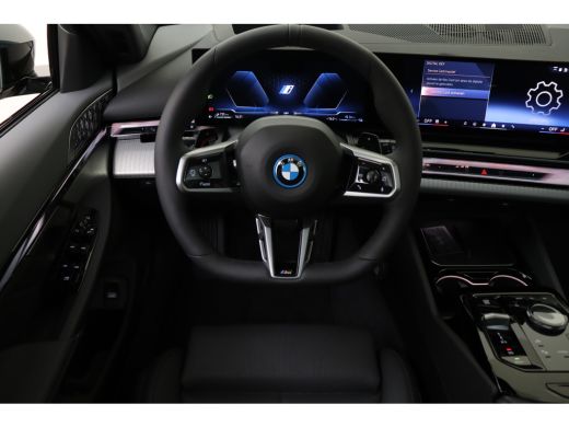 BMW 5 Serie Touring 530e M Sport Automaat / Panoramadak / Trekhaak / Adaptief onderstel professional / Parkin... ActivLease financial lease