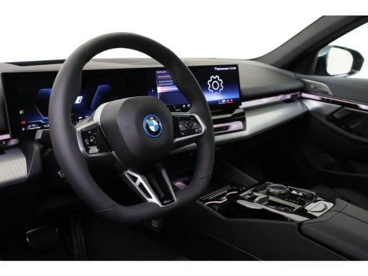BMW 5 Serie Touring 530e M Sport Automaat / Panoramadak / Trekhaak / Adaptief onderstel professional / Parkin... ActivLease financial lease