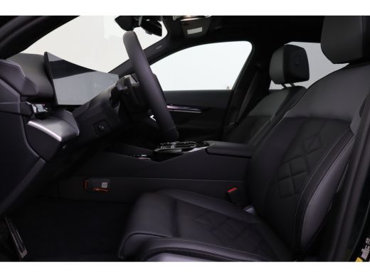 BMW 5 Serie Touring 530e M Sport Automaat / Panoramadak / Trekhaak / Adaptief onderstel professional / Parkin... ActivLease financial lease