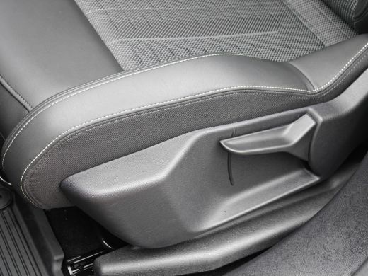 Peugeot 3008 1.2 Hybrid 136 GT | Achterbank in delen neerklapbaar | Achteruitrijcamera | Apple Carplay/Android... ActivLease financial lease