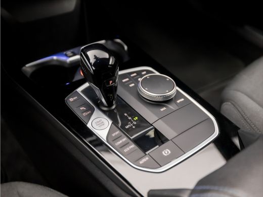 BMW 1 Serie 118i M Sport Automaat (APPLE CARPLAY, M PAKKET, STUUR/STOELVERWARMING, SFEERVERLICHTING, SPORTSTO... ActivLease financial lease