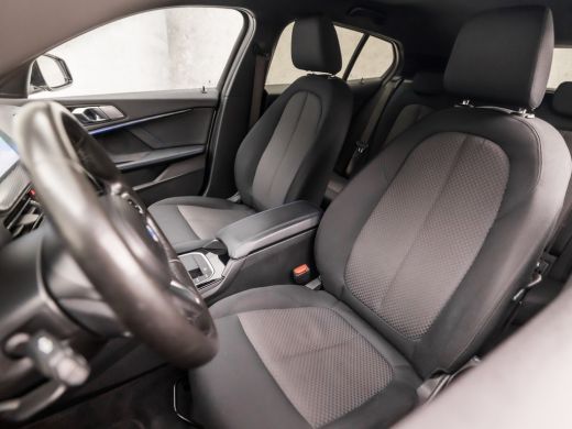 BMW 1 Serie 118i M Sport Automaat (APPLE CARPLAY, M PAKKET, STUUR/STOELVERWARMING, SFEERVERLICHTING, SPORTSTO... ActivLease financial lease