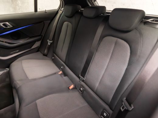 BMW 1 Serie 118i M Sport Automaat (APPLE CARPLAY, M PAKKET, STUUR/STOELVERWARMING, SFEERVERLICHTING, SPORTSTO... ActivLease financial lease