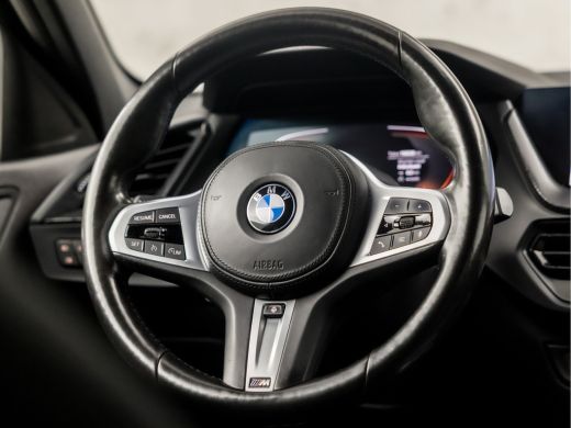 BMW 1 Serie 118i M Sport Automaat (APPLE CARPLAY, M PAKKET, STUUR/STOELVERWARMING, SFEERVERLICHTING, SPORTSTO... ActivLease financial lease