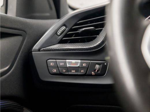 BMW 1 Serie 118i M Sport Automaat (APPLE CARPLAY, M PAKKET, STUUR/STOELVERWARMING, SFEERVERLICHTING, SPORTSTO... ActivLease financial lease