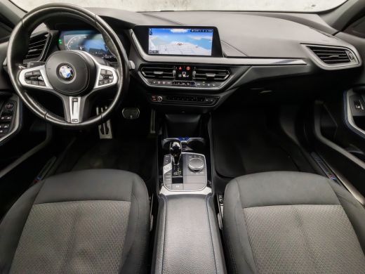 BMW 1 Serie 118i M Sport Automaat (APPLE CARPLAY, M PAKKET, STUUR/STOELVERWARMING, SFEERVERLICHTING, SPORTSTO... ActivLease financial lease
