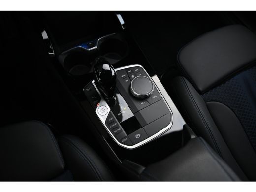 BMW 1 Serie 118i M Sport Automaat / Sportstoelen / LED / M Sportonderstel / Live Cockpit Professional / Apple... ActivLease financial lease