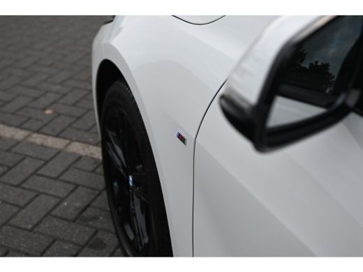 BMW 1 Serie 118i M Sport Automaat / Sportstoelen / LED / M Sportonderstel / Live Cockpit Professional / Apple... ActivLease financial lease
