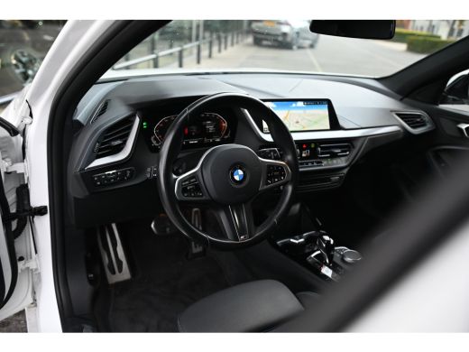 BMW 1 Serie 118i M Sport Automaat / Sportstoelen / LED / M Sportonderstel / Live Cockpit Professional / Apple... ActivLease financial lease